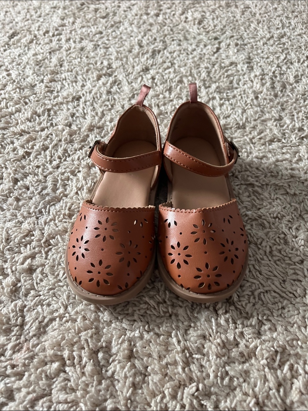 Girls' Tan Mary Jane Dress Shoes - Classic Cutout Design